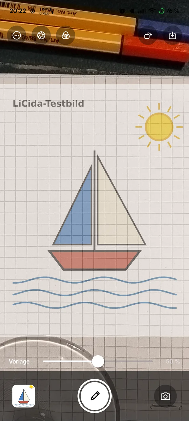 LiCida beim Einrichten: ein Segelboot als Vorlage liegt halb durchsichtig über dem Kamerabild von kariertem Papier
